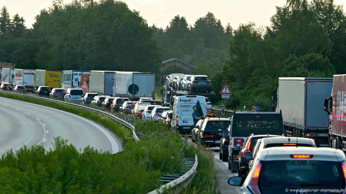 Überholmanöver führt zu Unfall mit Verletzten auf A8: Gaffer filmt Unfallstelle für Insta-Story