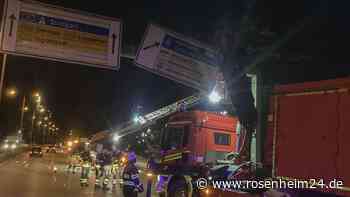 Bagger rammt 800-Kilo-Schild in München: Feuerwehr verhindert Stau-Chaos