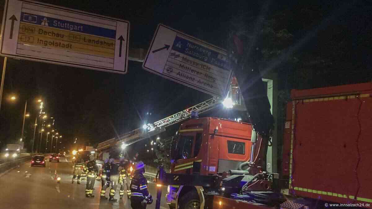 Bagger rammt 800-Kilo-Schild in München: Feuerwehr verhindert Stau-Chaos
