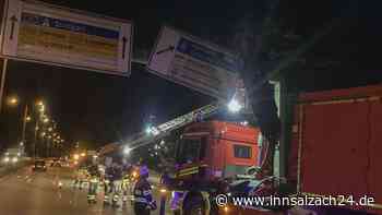 Bagger rammt 800-Kilo-Schild in München: Feuerwehr verhindert Stau-Chaos