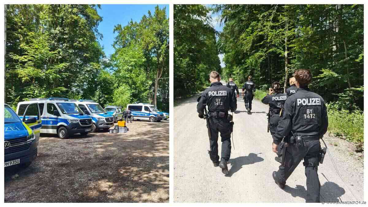 Mit Hubschrauber und Hunden: Polizei-Hundertschaft durchkämmt Ebersberger Forst