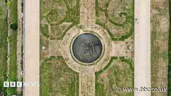 Parched grass reveals 'lost' 17th Century garden