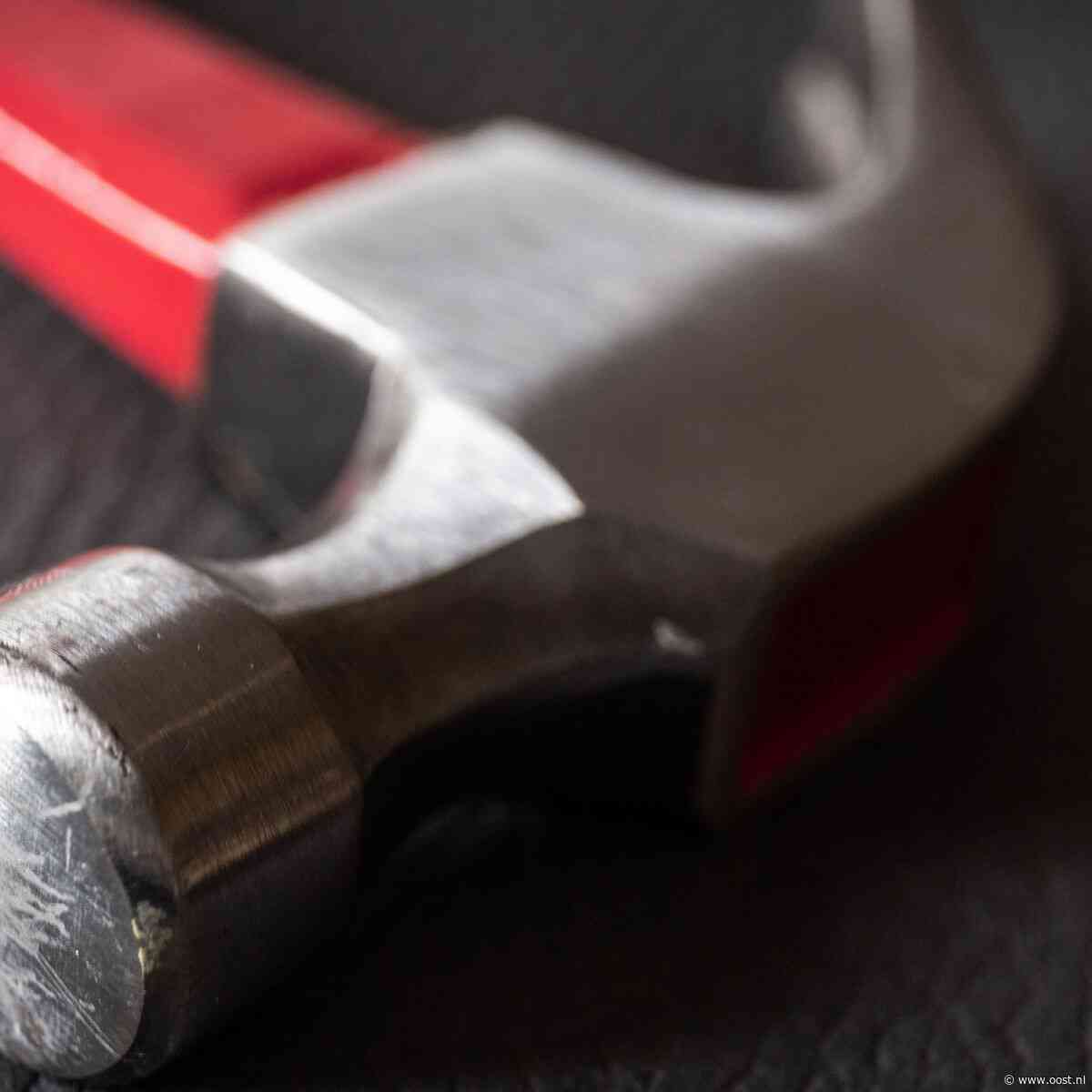 Twee vrouwen met hamer op hoofd geslagen, omdat dader de cel in wilde