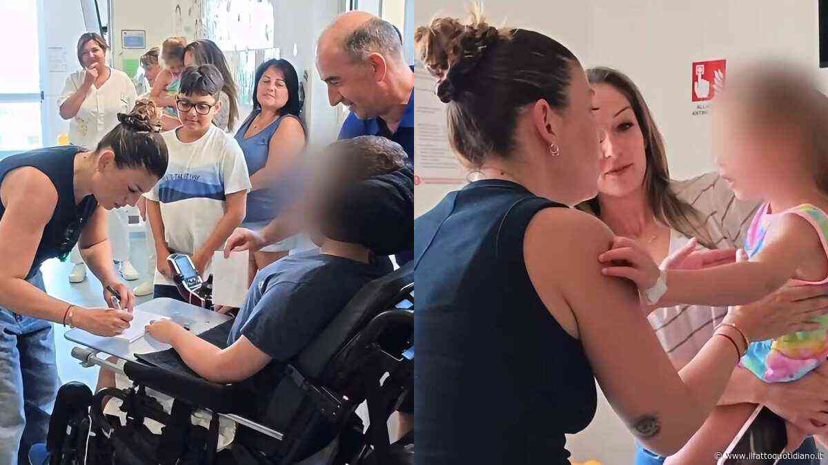 “Non ha contato i minuti, ma solo i bambini da abbracciare”: Emma Marrone al Gaslini prima del concerto a Genova, la visita nei reparti pediatrici raccontata dall’ospedale