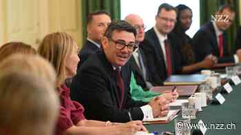 Der frisch ernannte britische Premierminister Andy Burnham ordnet das Kabinett neu – viele alte Bekannte kehren zurück