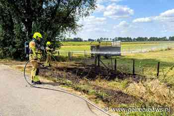 Brandweer blust bermbrand langs weg