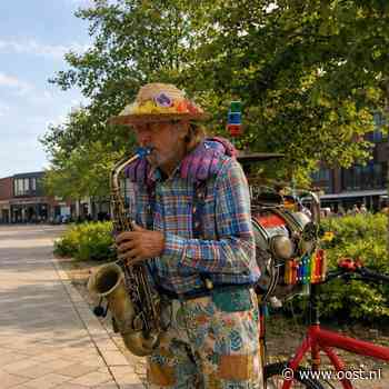 Eenmansorkest Hans (70) blijft trommelen en toeteren: 'Straatmuziek moet blijven'