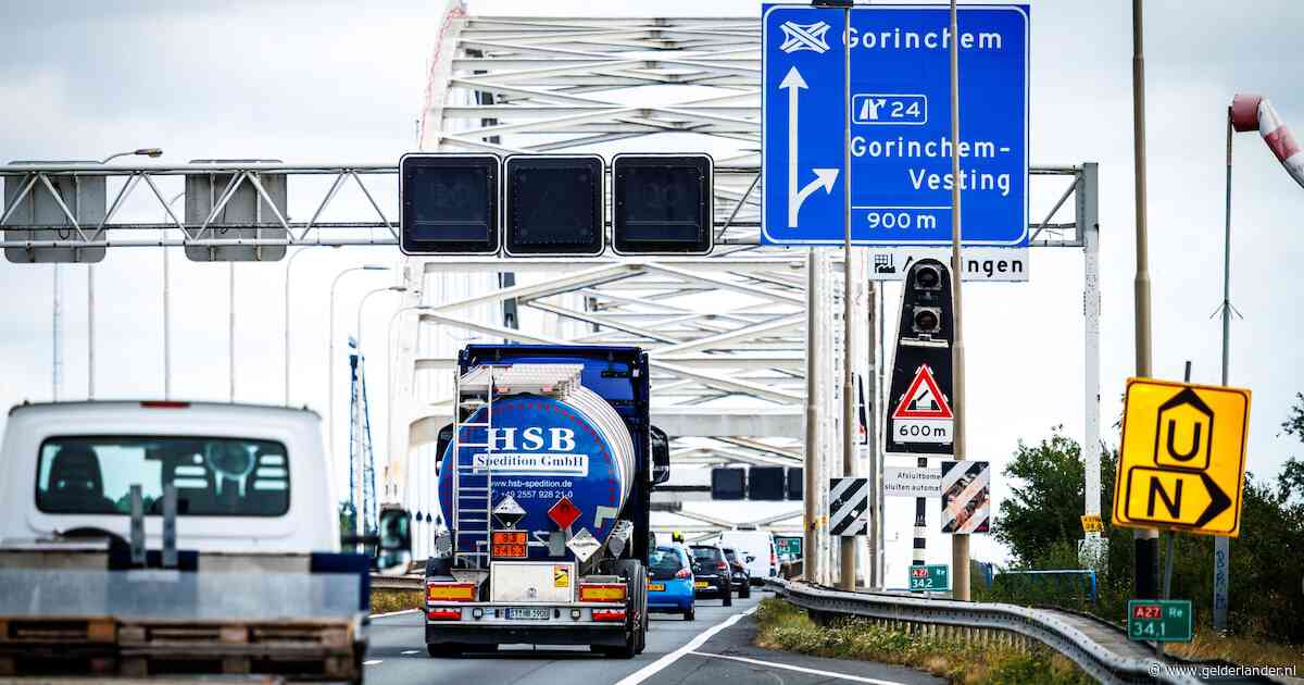 66 vrachtwagens in kwartier over verboden Merwedebrug, Rijkswaterstaat staat machteloos