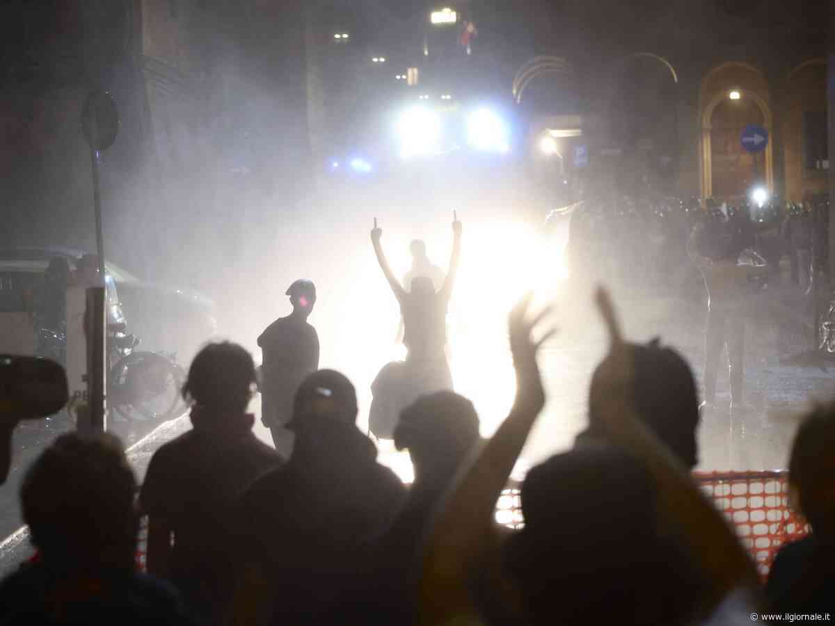 Bologna a ferro e fuoco, ma la sinistra coccola i violenti nel silenzio della Schlein