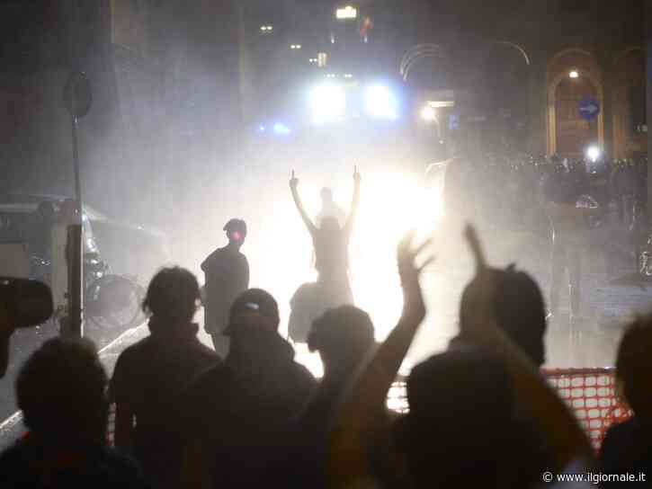 Bologna a ferro e fuoco, ma la sinistra coccola i violenti nel silenzio della Schlein