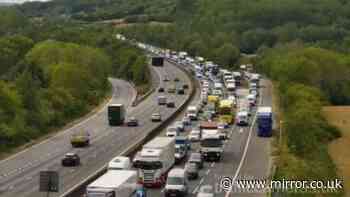Major delays on M25 anticlockwise after lorry crashes into embankment