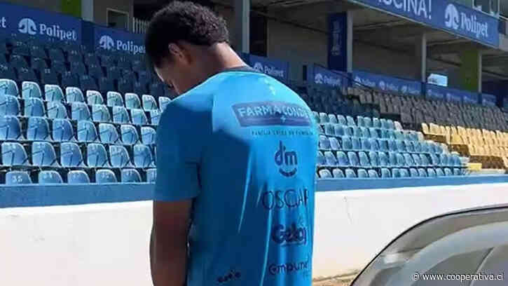 Atacante fue expulsado antes de un partido por orinar junto a la banca y luego se disculpó