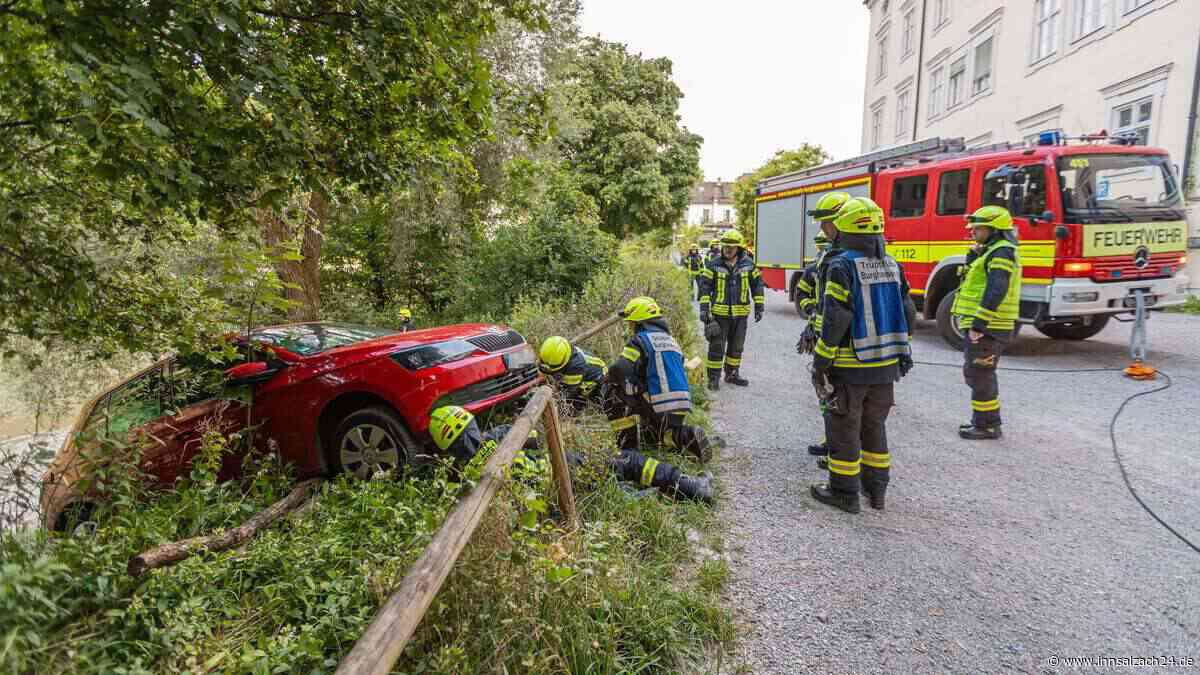 Auto rollt rückwärts und landet in Salzachböschung – Feuerwehr Burghausen sichert Fahrzeug