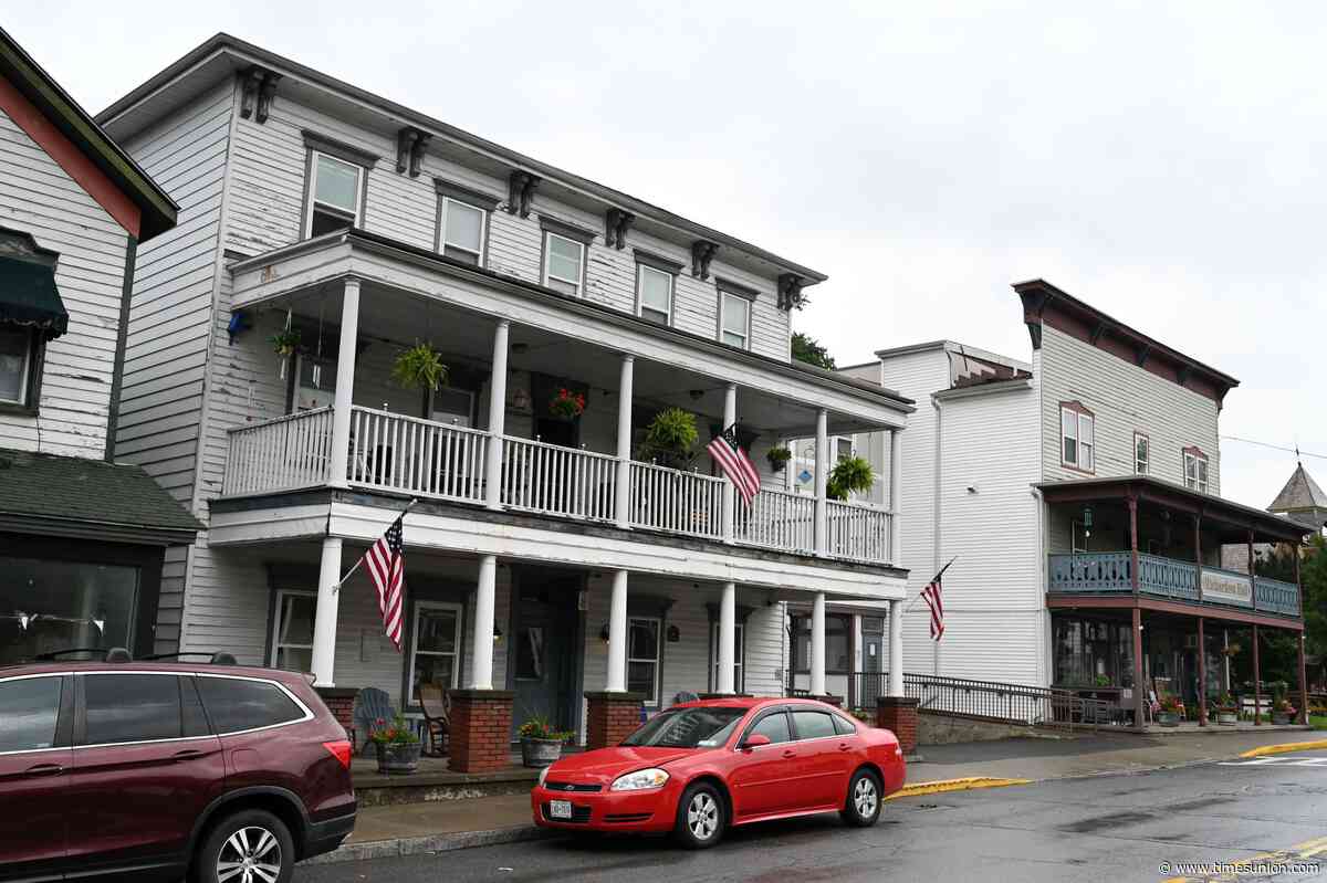 Tenants displaced by flooding at Richardson Hall moving back