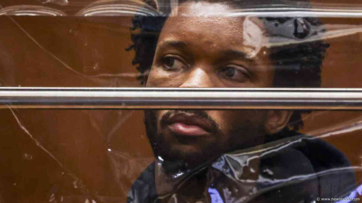 Zanger D4vd kijkt emotieloos toe als foto’s van resten vermoord meisje getoond worden