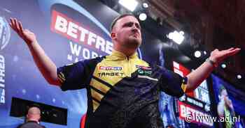 Sensatie op World Matchplay: Littler gooit 9-darter in eerste leg (en is meteen daarna wéér dichtbij)