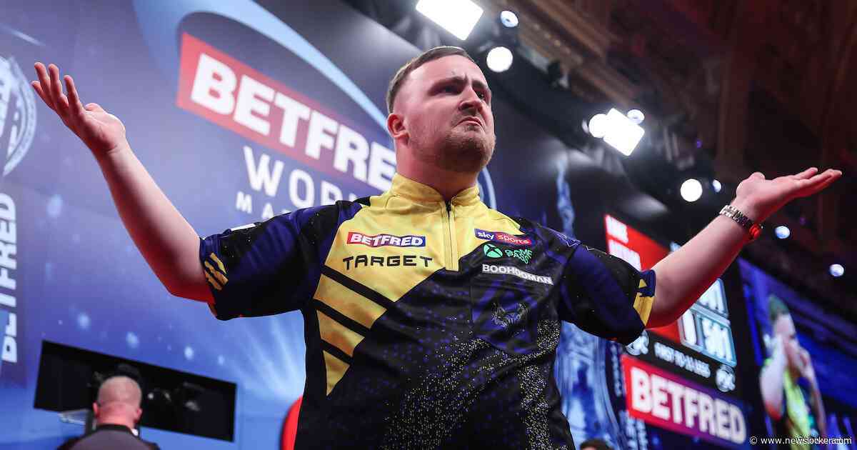 Sensatie op World Matchplay: Littler gooit 9-darter in eerste leg (en is meteen daarna wéér dichtbij)