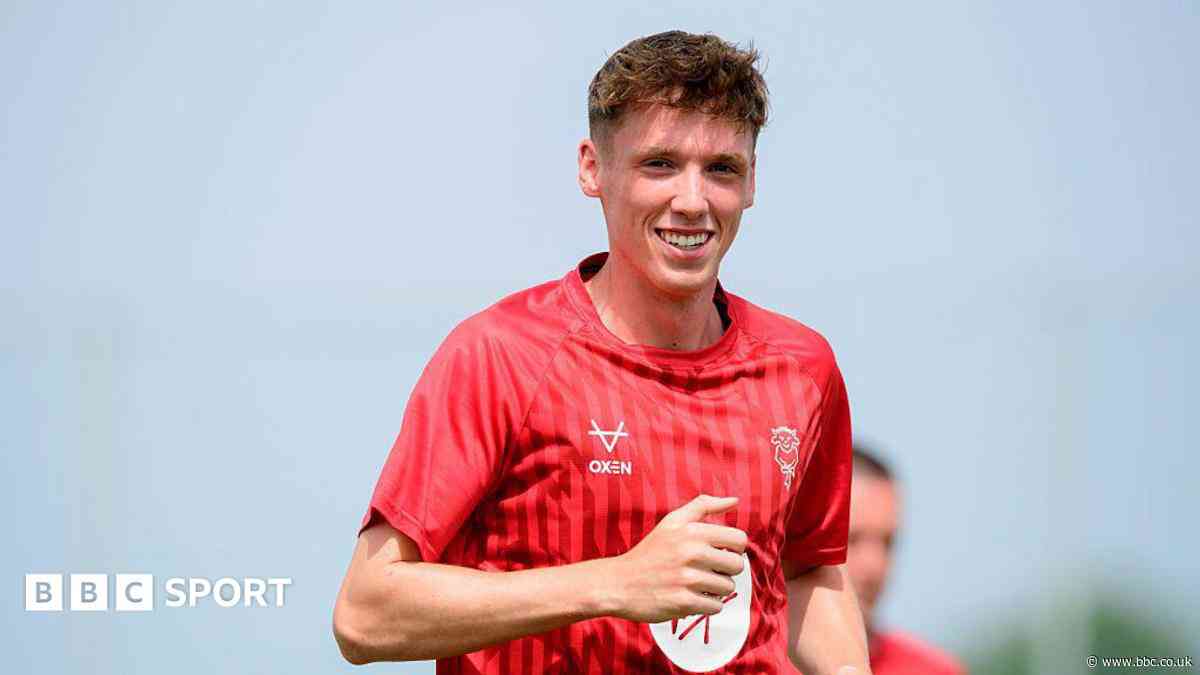 Barnet sign Lincoln midfielder Gallagher on loan
