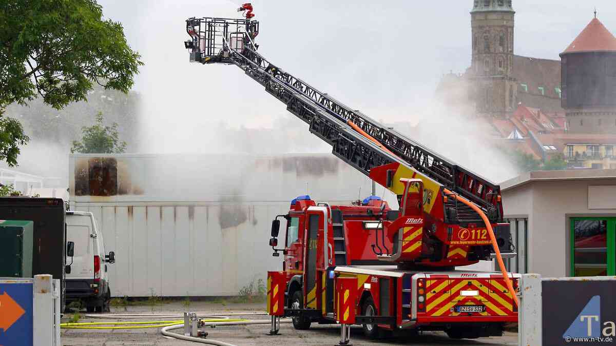Mehrere Anwohner evakuiert: Feuerwehr bekämpft seit Stunden Batteriespeicherbrand in Bautzen