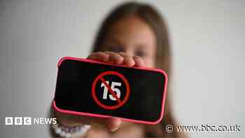 France passes law banning under-15s from social media