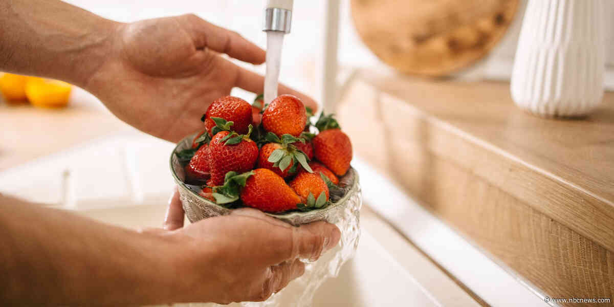 The best way to clean strawberries so that they’re safe to eat