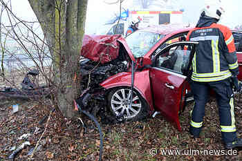 Kontrolle über Auto verloren und gegen Baum geprallt