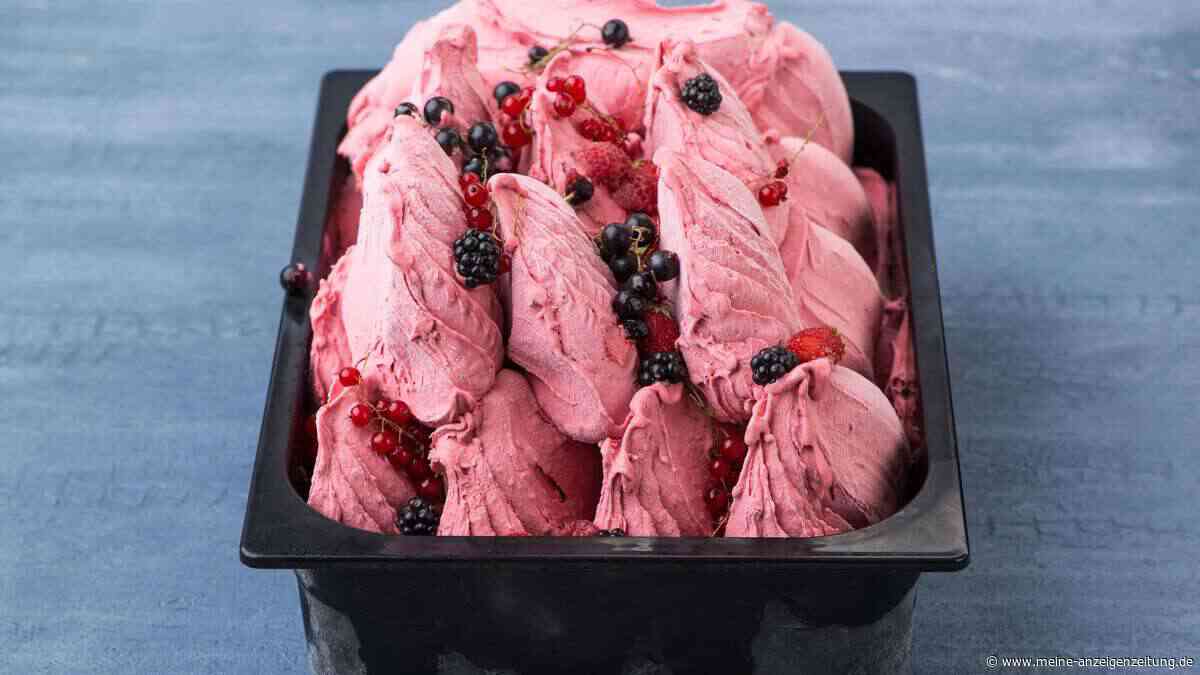 Einfach selbst gemachtes Schwarze-Johannisbeere-Eis als fruchtiges Sommerhighlight