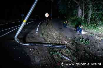 Lantaarnpaal uit de grond gereden, wrak en bestuurder spoorloos