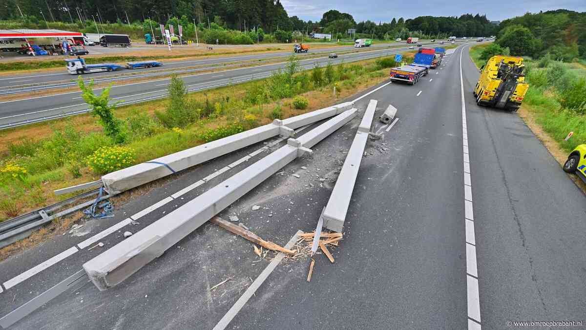 Vrachtwagen verliest loodzware balken, oprit A67 dicht
