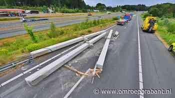 Vrachtwagen verliest loodzware balken, oprit A67 dicht
