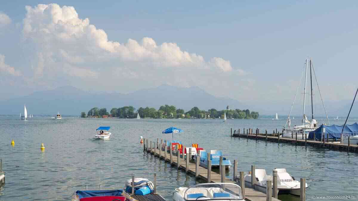 Traditionelle Holzboote hängen moderne Yachten auf dem Chiemsee ab