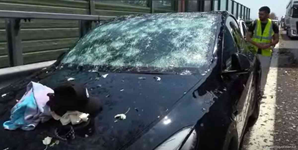 “I vetri sono schizzati dappertutto”: violenta grandinata sulla A13, automobilisti costretti a fermarsi e auto danneggiate