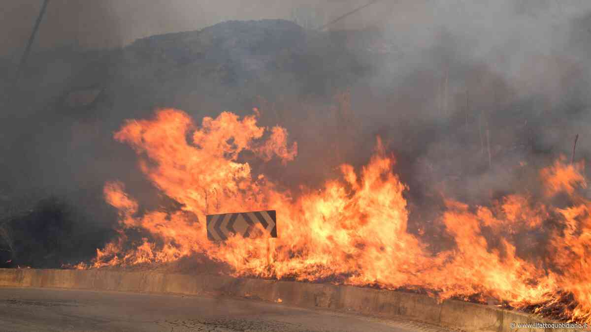 Gli incendi continuano a bruciare l’Agrigentino: evacuate cento persone dal centro di Santo Stefano Quisquina