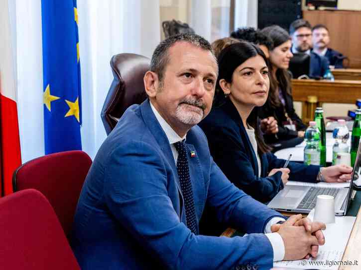 Caso Delmastro, la Giunta dice no all'acquisizione delle chat. E il M5s occupa i banchi del governo