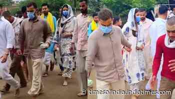 Virat Kohli, Anushka Sharma visit Premanand ji Maharaj, walk barefoot in Vrindavan