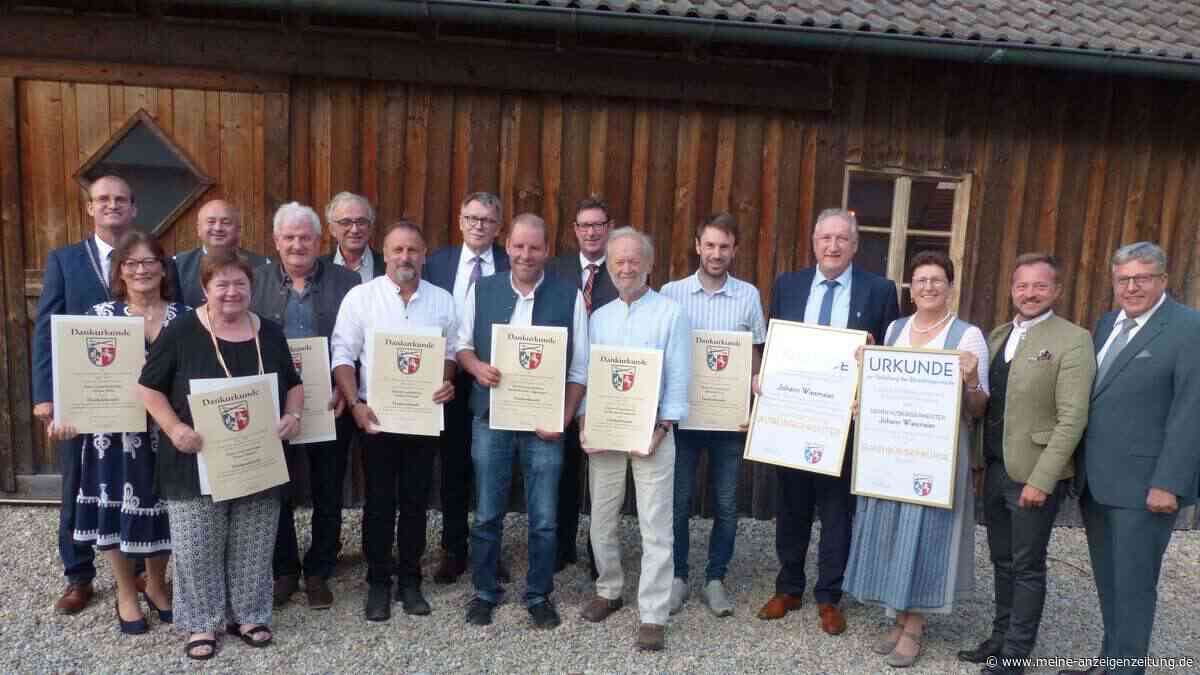 Hans Wiesmaier wird Ehrenbürger und Altbürgermeister – und erhält 42 Kilo schweren Löwen