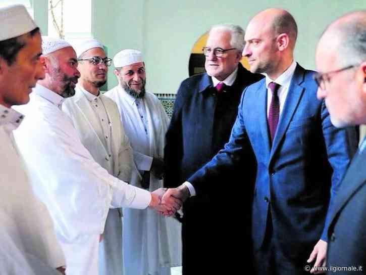 Parigi si inchina all'islam: caos sulla Grande Moschea
