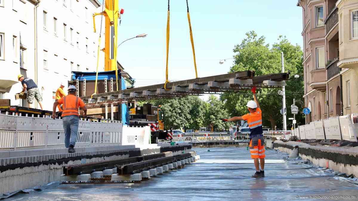 Mit Autokran und Präzision: Rosenaustraße erhält erste Gleise für Straßenbahn-Ausbau