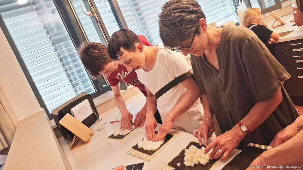 Sushi statt Selbstverteidigung: Karateka rollen Maki mit Trainerin