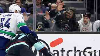 Marshawn Lynch adds football element to Hockey Diversity Alliance event in Toronto