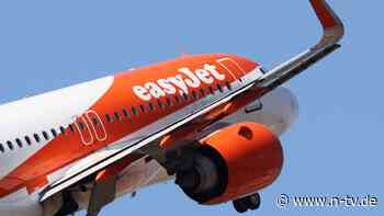 Polizei vernimmt acht Reisende: Flugzeug muss wegen Schlägerei an Bord umdrehen