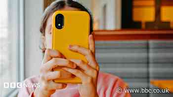 France passes law banning under-15s from social media