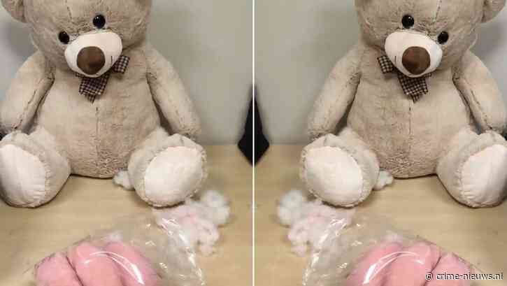 Teddybeer vol met ‘roze cocaïne’ onderschept op luchthaven in Spanje