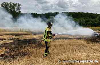 FW-BO: Brand eines Strohballens auf einem Stoppelfeld in Harpen