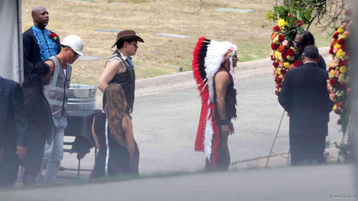 Bandkollegen kommen im Kostüm: Village-People-Sänger Victor Willis beigesetzt