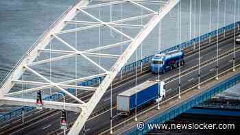 Politie gaat vrachtwagenverbod Merwedebrug strenger handhaven, camera’s dit weekend geplaatst