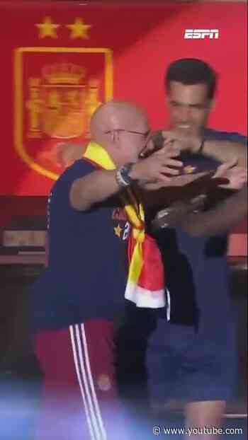 Luis de la Fuente gaat de lucht in 🙌🇪🇸