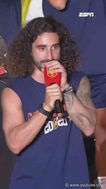Marc Cucurella steelt de show 🥁🎤
