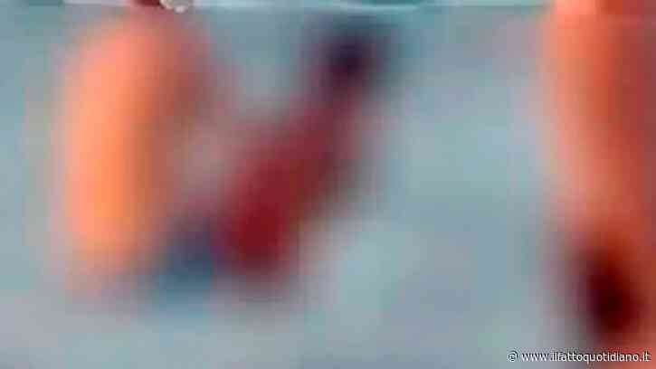 Fanno sesso in mare al tramonto noncuranti dei bagnanti attorno: il video virale imbarazza Rimini, gli amanti “focosi” rischiano maxi multa da 30 mila euro