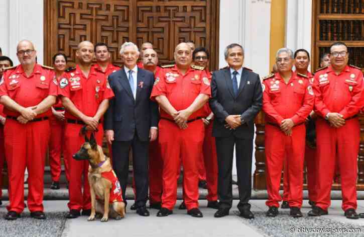 Perú condecoró a 40 rescatistas que participaron en las labores de búsqueda en Venezuela